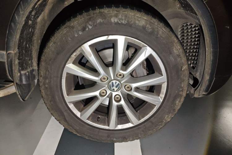 Used Volkswagen Touareg 2011 3.0 TSI Comfort Version Right Front Wheel Hub