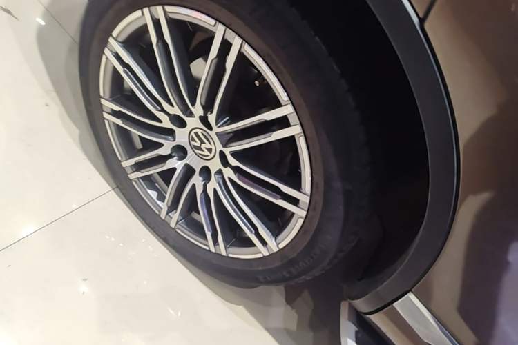 Used Volkswagen Touareg 2011 3.0 TSI Comfort Version Right Rear Wheel Hub