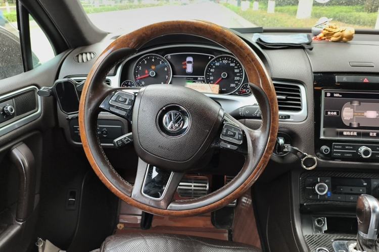Used Volkswagen Touareg 2011 3.0 TSI Hybrid Steering Wheel
