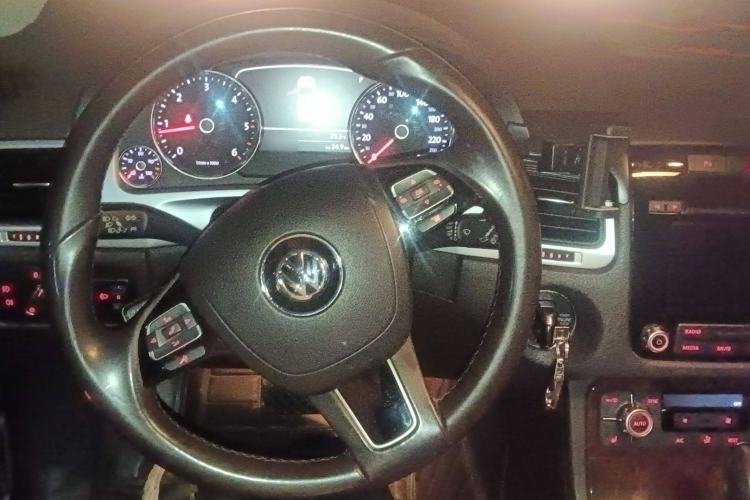 Used Volkswagen Touareg 2011 3.0 TDI Diesel Standard Version Steering Wheel