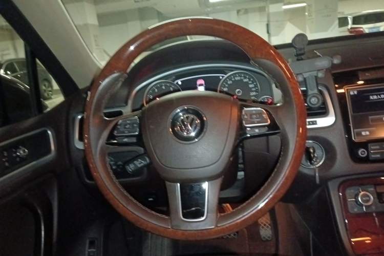 Used Volkswagen Touareg 2011 3.0 TSI Comfort Version Steering Wheel