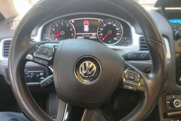 Used Volkswagen Touareg 2011 3.0 TSI Comfort Version Steering Wheel
