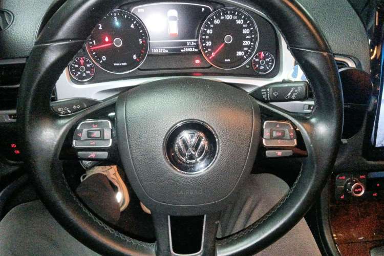 Used Volkswagen Touareg 2011 3.0 TDI Diesel Standard Version Steering Wheel