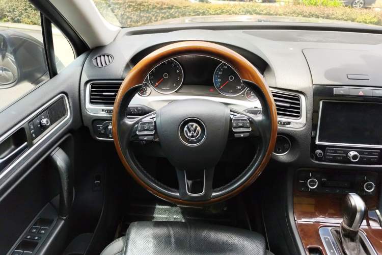 Used Volkswagen Touareg 2011 3.0 TSI Comfort Version Steering Wheel