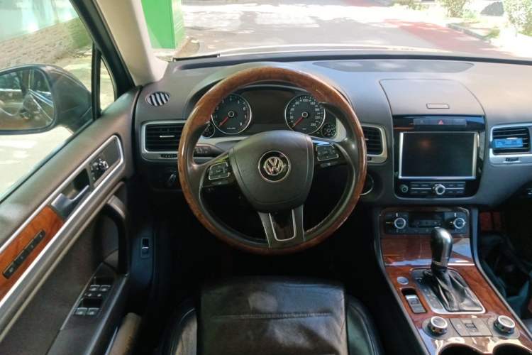 Used Volkswagen Touareg 2011 3.0 TSI High-End Version Steering Wheel