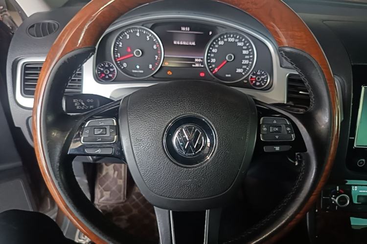 Used Volkswagen Touareg 2011 3.0 TSI High-End Version Steering Wheel