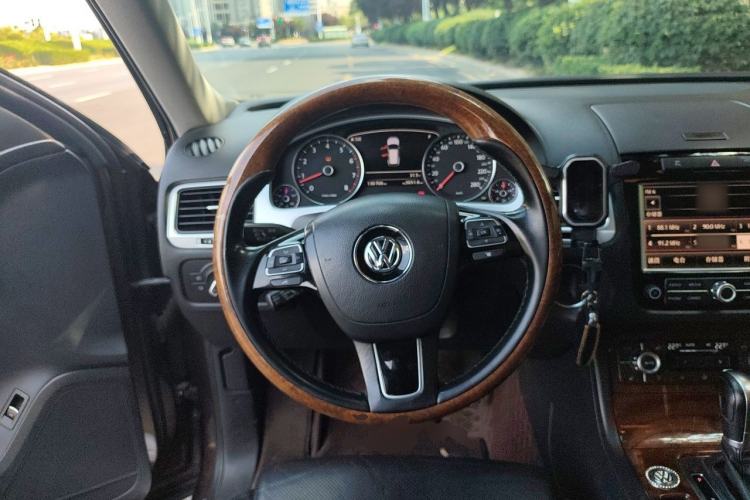 Used Volkswagen Touareg 2011 3.0 TSI High-End Version Steering Wheel