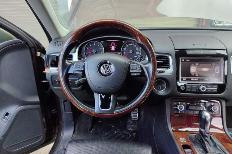 Used Volkswagen Touareg 2011 3.0 TSI Hybrid Steering Wheel