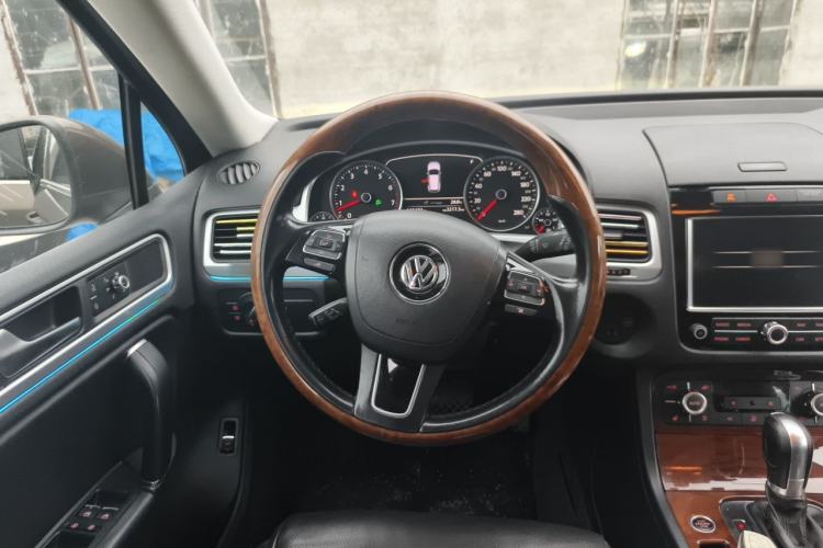 Used Volkswagen Touareg 2011 3.0 TSI High-End Version Steering Wheel