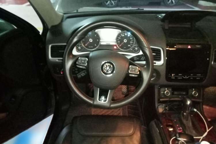 Used Volkswagen Touareg 2011 3.0 TDI Diesel Standard Version Steering Wheel