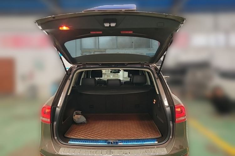 Used Volkswagen Touareg 2011 3.0 TSI Standard Version Trunk
