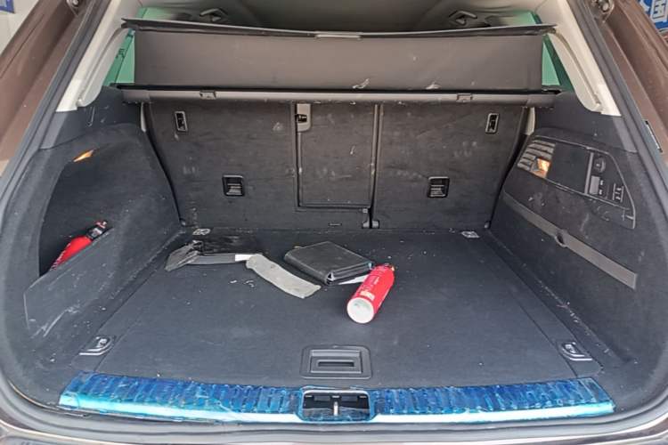 Used Volkswagen Touareg 2011 3.0 TSI High-End Version Trunk