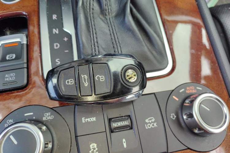 Used Volkswagen Touareg 2011 3.0 TSI Hybrid Vehicle Key