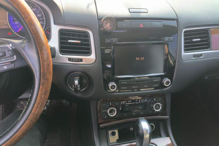 Used Volkswagen Touareg 2011 3.0 TDI Diesel Comfort Version Audio And AC Panel