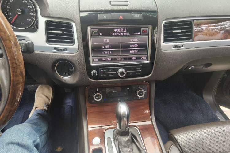 Used Volkswagen Touareg 2011 3.0 TSI High-End Version Audio And AC Panel