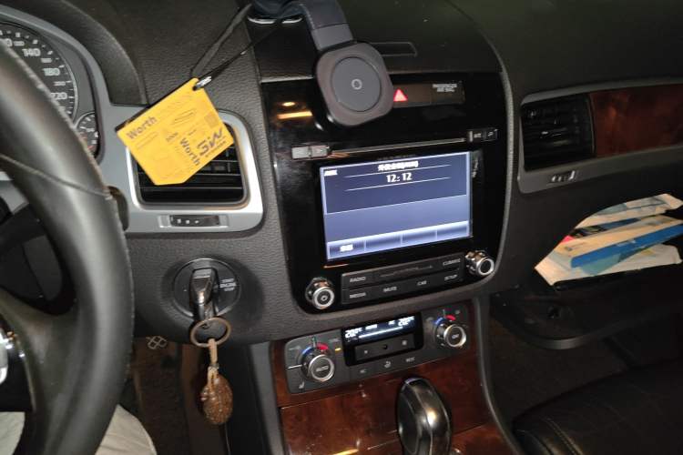 Used Volkswagen Touareg 2011 3.0 TDI Diesel Standard Version Audio And AC Panel
