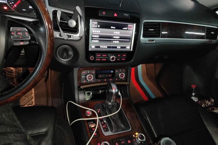 Used Volkswagen Touareg 2011 3.0 TSI High-End Version Audio And AC Panel