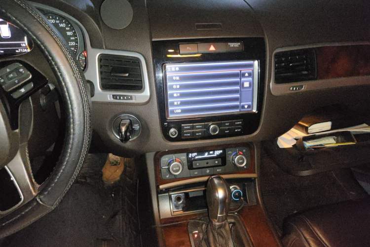 Used Volkswagen Touareg 2011 3.0 TSI Standard Version Audio And AC Panel