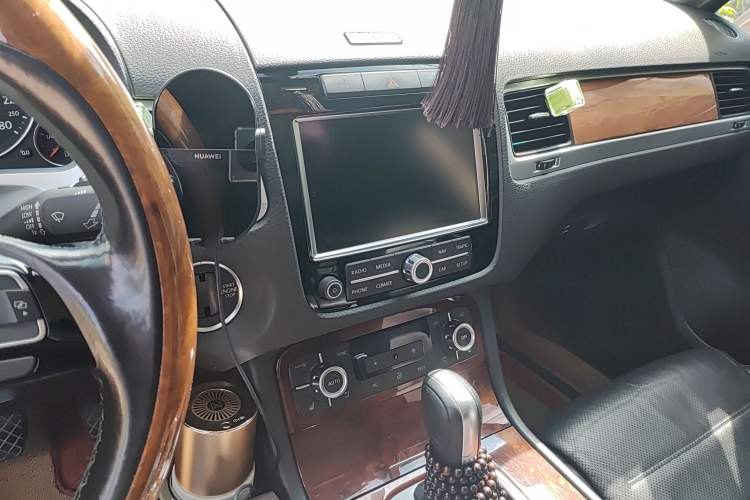 Used Volkswagen Touareg 2011 3.0 TSI High-End Version Audio And AC Panel