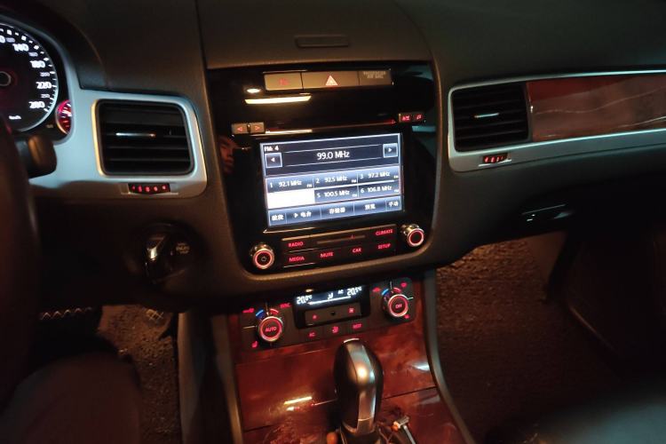 Used Volkswagen Touareg 2011 3.0 TDI Diesel Standard Version Audio And AC Panel