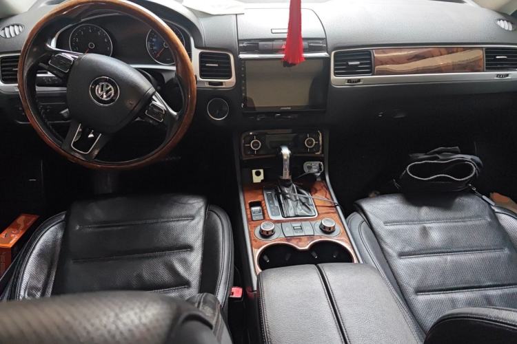 Used Volkswagen Touareg 2011 3.0 TSI Comfort Version Center Console