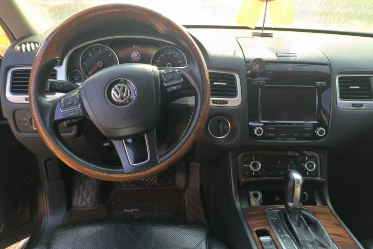 Used Volkswagen Touareg 2011 3.0 TDI Diesel Comfort Version Center Console