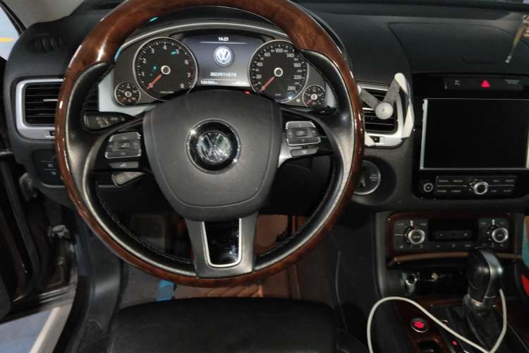 Used Volkswagen Touareg 2011 3.0 TSI High-End Version Center Console