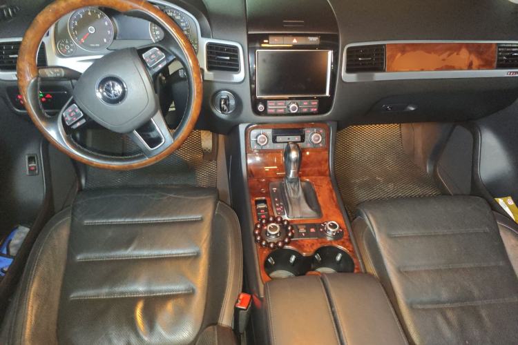 Used Volkswagen Touareg 2011 3.0 TSI Comfort Version Center Console