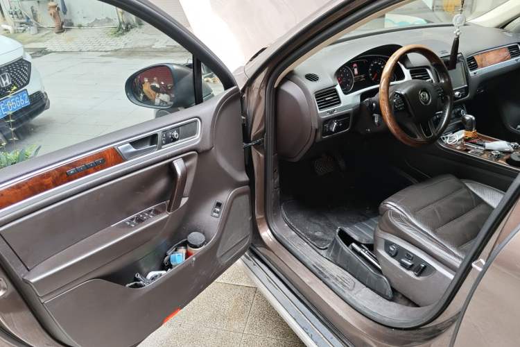 Used Volkswagen Touareg 2011 3.0 TSI Luxury Edition Driver Seat