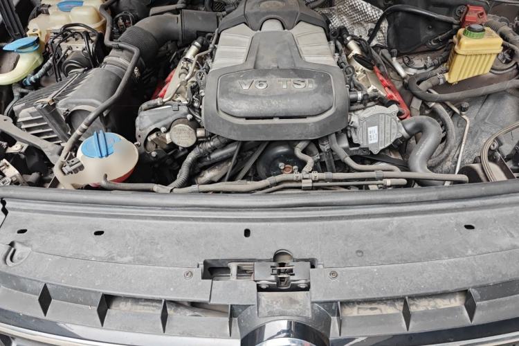 Used Volkswagen Touareg 2011 3.0 TSI Comfort Version Engine Bay