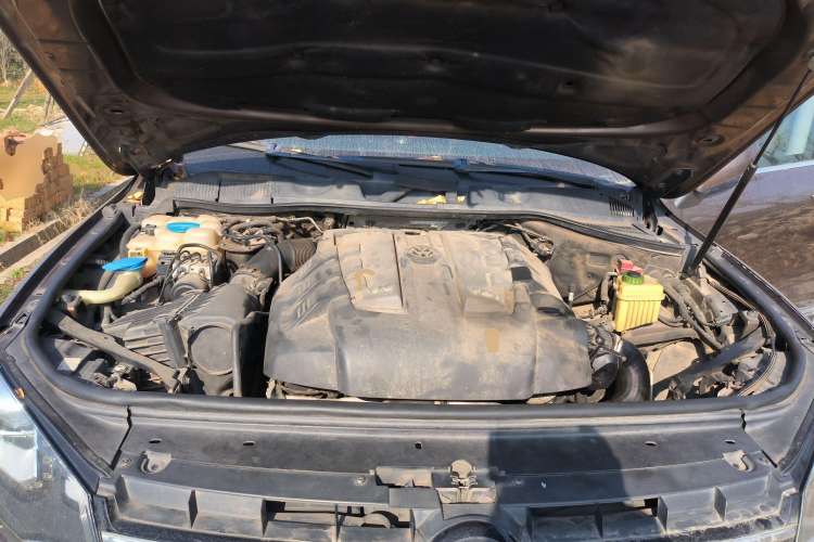 Used Volkswagen Touareg 2011 3.0 TDI Diesel Comfort Version Engine Bay