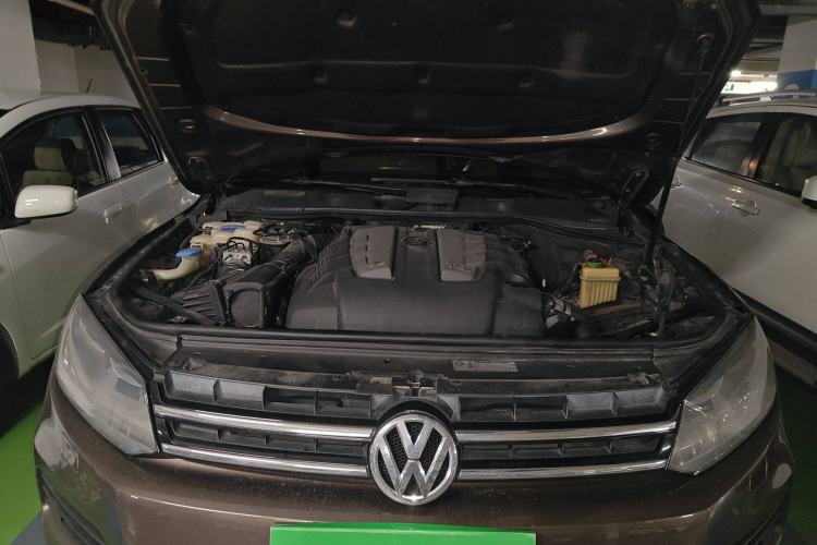 Used Volkswagen Touareg 2011 3.0 TDI Diesel Standard Version Engine Bay