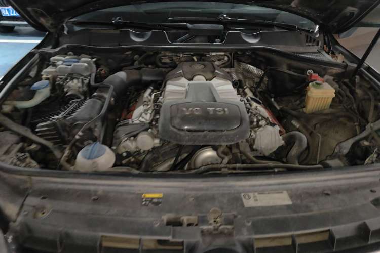Used Volkswagen Touareg 2011 3.0 TSI High-End Version Engine Bay
