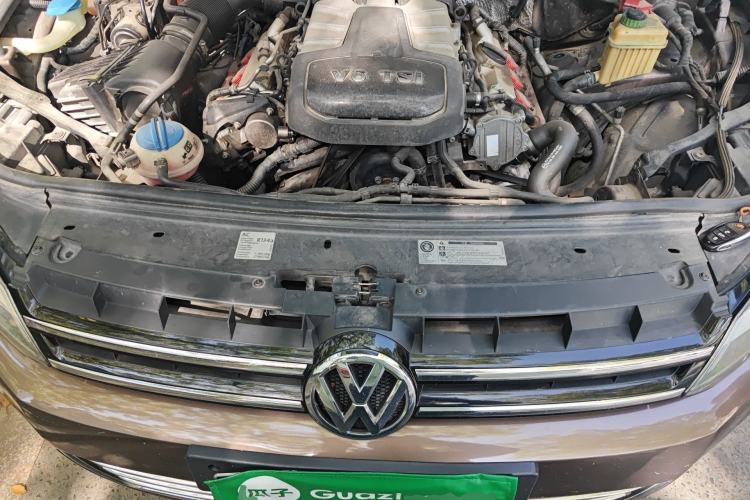 Used Volkswagen Touareg 2011 3.0 TSI Standard Version Engine Bay