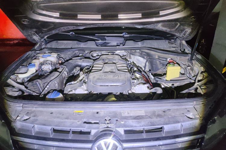 Used Volkswagen Touareg 2011 3.0 TSI Standard Version Engine Bay