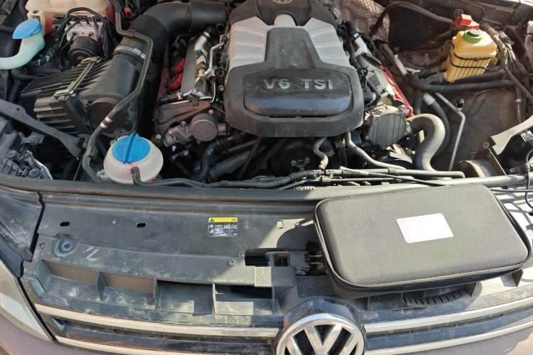 Used Volkswagen Touareg 2011 3.0 TSI High-End Version Engine Bay