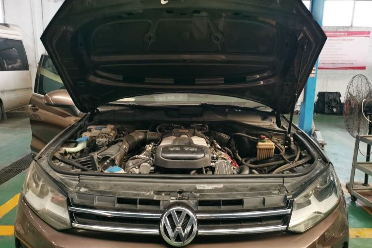 Used Volkswagen Touareg 2011 3.0 TSI Standard Version Engine Bay