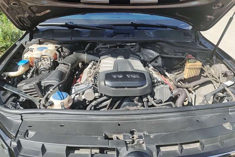 Used Volkswagen Touareg 2011 3.0 TSI High-End Version Engine Bay
