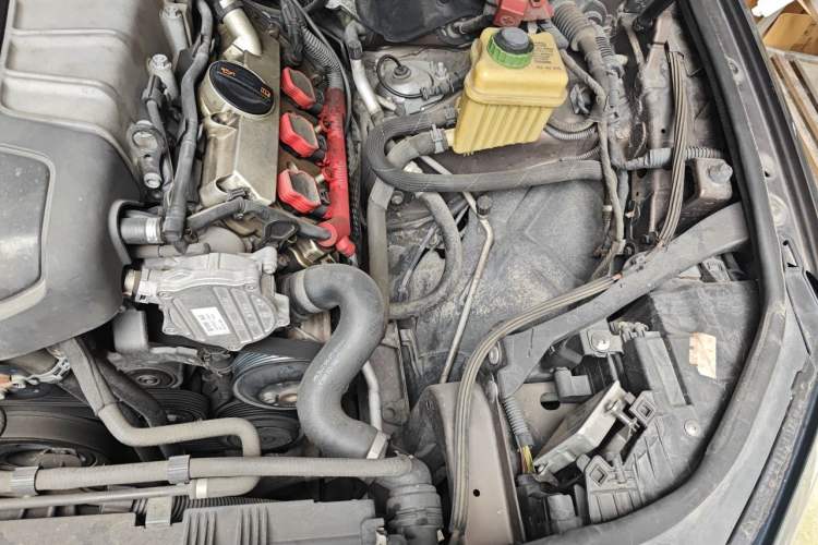 Used Volkswagen Touareg 2011 3.0 TSI Comfort Version Engine Bay Left
