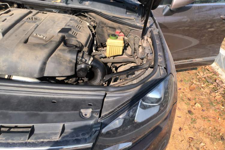 Used Volkswagen Touareg 2011 3.0 TDI Diesel Comfort Version Engine Bay Left