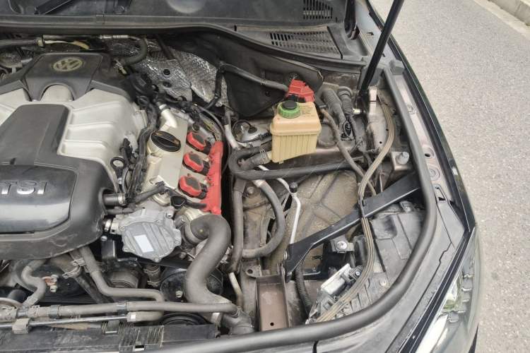 Used Volkswagen Touareg 2011 3.0 TSI High-End Version Engine Bay Left