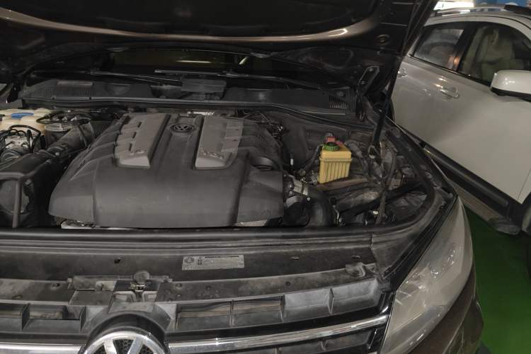 Used Volkswagen Touareg 2011 3.0 TDI Diesel Standard Version Engine Bay Left