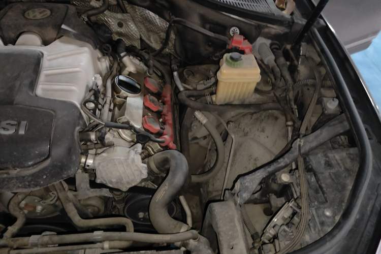 Used Volkswagen Touareg 2011 3.0 TSI High-End Version Engine Bay Left