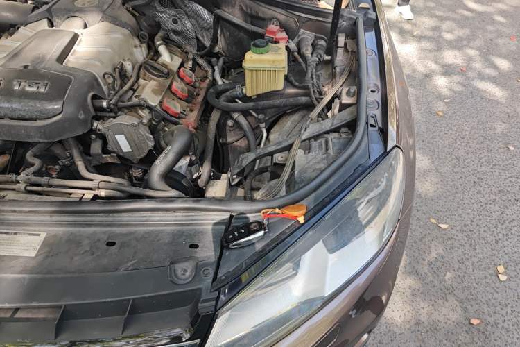 Used Volkswagen Touareg 2011 3.0 TSI Standard Version Engine Bay Left