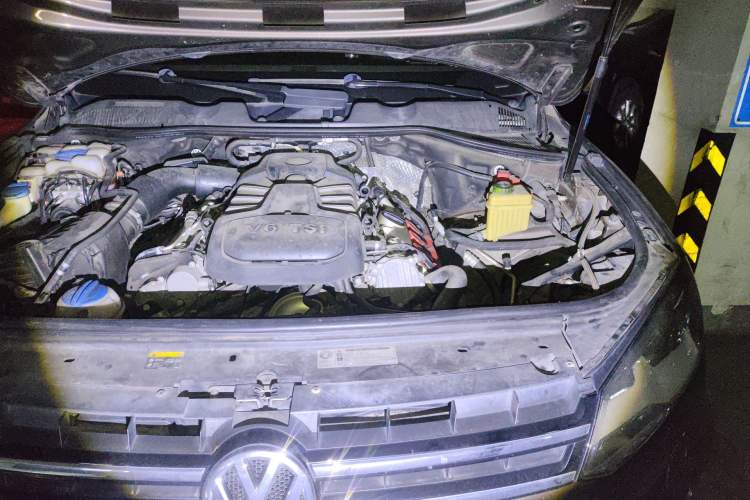 Used Volkswagen Touareg 2011 3.0 TSI Standard Version Engine Bay Left