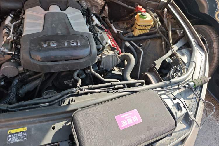 Used Volkswagen Touareg 2011 3.0 TSI High-End Version Engine Bay Left