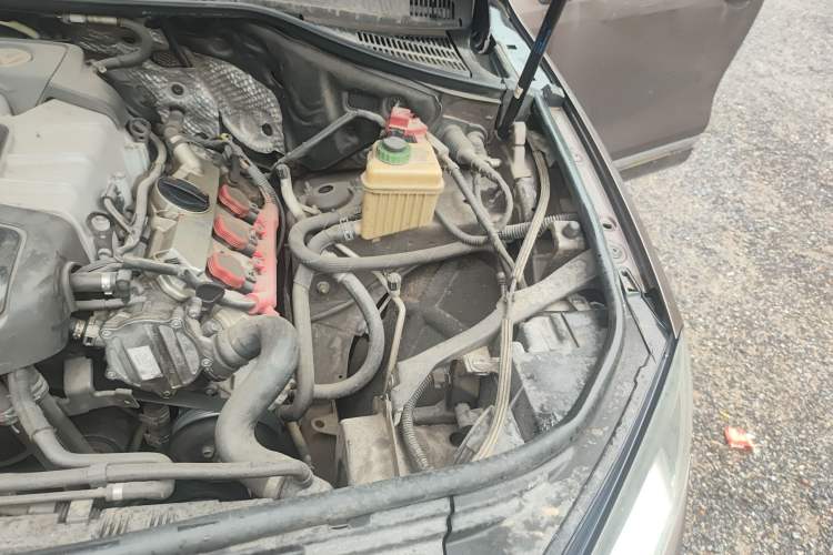 Used Volkswagen Touareg 2011 3.0 TSI Standard Version Engine Bay Left