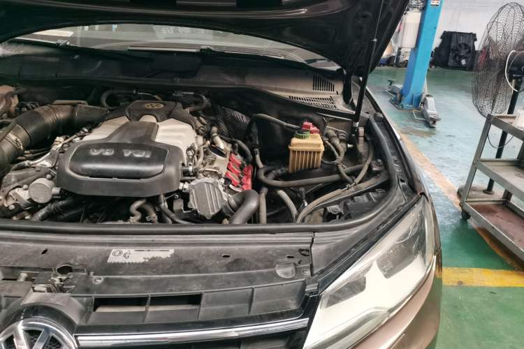 Used Volkswagen Touareg 2011 3.0 TSI Standard Version Engine Bay Left