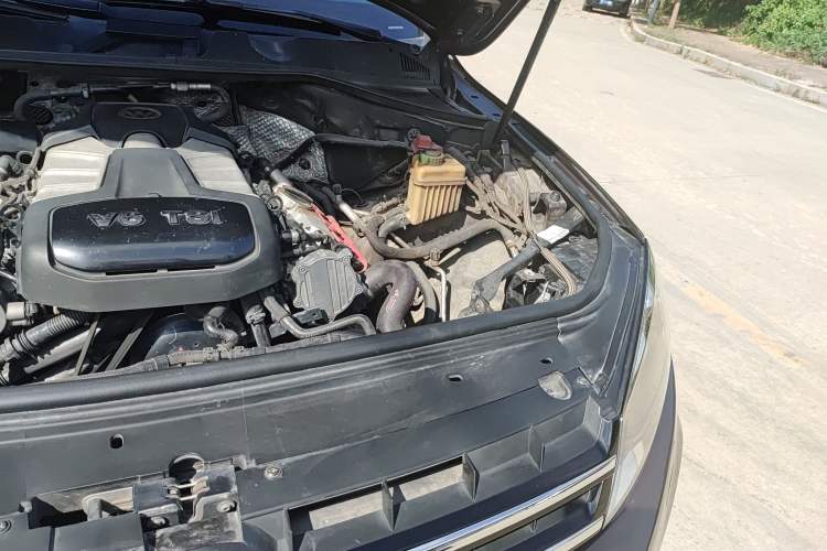 Used Volkswagen Touareg 2011 3.0 TSI High-End Version Engine Bay Left