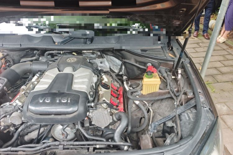 Used Volkswagen Touareg 2011 3.0 TSI Standard Version Engine Bay Left